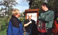 Diskussion vor der Infotafel